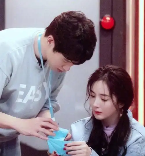 魏大勋晒近照比剪刀手却被发现是杨幂同款网友偷偷秀恩爱