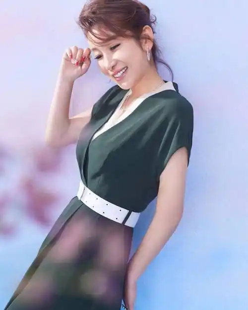 秦海璐春日美照清新短发造型融入京剧元素展现非凡的曲艺魅力