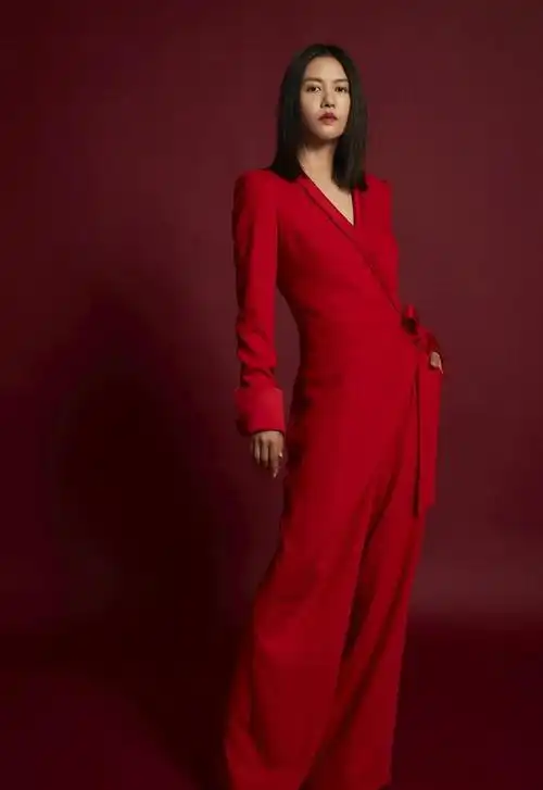 谭维维赤脚上舞台,穿白色透视纱裙配飘逸腰带,优雅迷人仙气十足