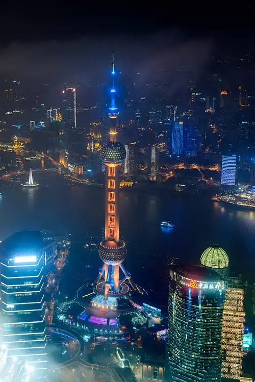 多云夜晚上海的全景图片