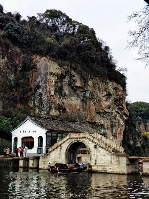 绍兴除了人人皆知的鲁迅故居,东湖算得上是绍兴的知名景区之一了.