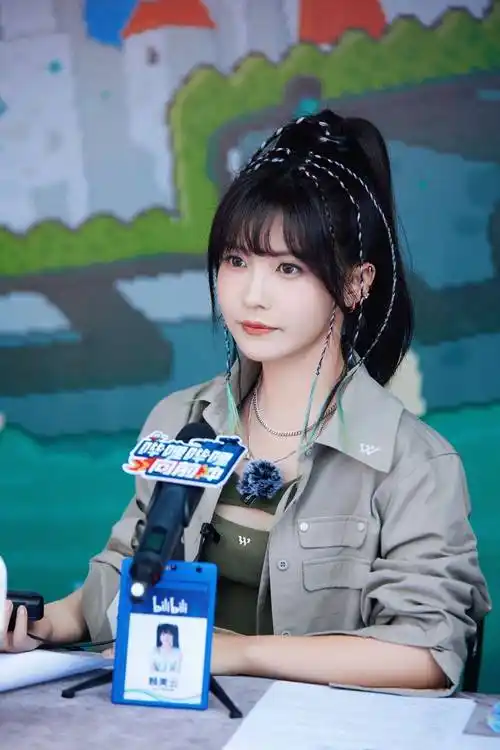 赖美云军绿套装马尾辫可爱萌动写真_赖美云_套装_写真