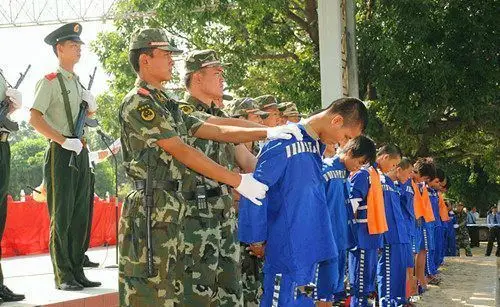 武警战士押解死刑犯赴刑场照,死刑犯两腿吓软,直接给拖上车