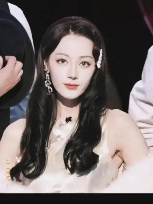 原来旗袍也是迪丽热巴的统治区