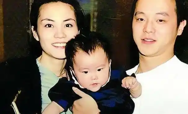 1997年,王菲的女儿窦靖童出生,窦唯确实收心了一段时间,与高原分了手