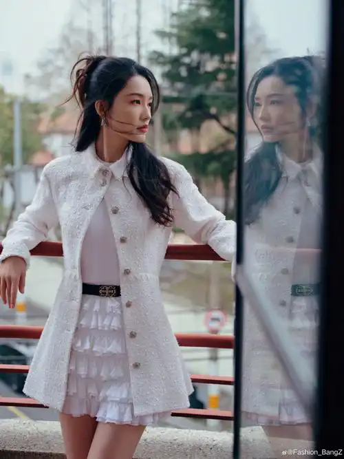 李沁纯白亮片外套