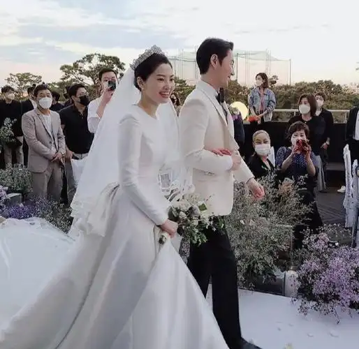 男团成员扎堆结婚,神话上演高甜婚礼,东方神起沈昌珉下月跟上