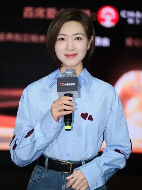 万茜与春晖妈妈共绘温情