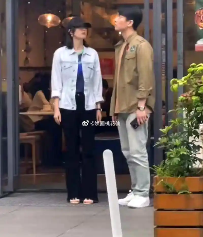 陈晓官方显示身高180厘米,而童瑶身高169厘米,两人身高差在11厘米