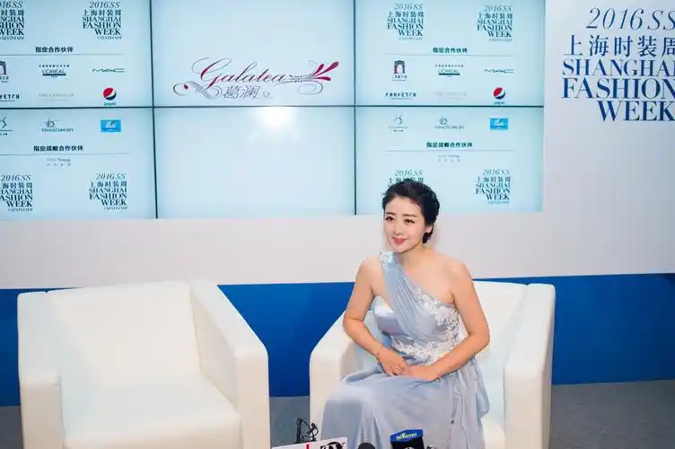 礼服;2015年葛澜婚纱的"爱之微澜"春夏新品发布会,小李琳夫妇也前来