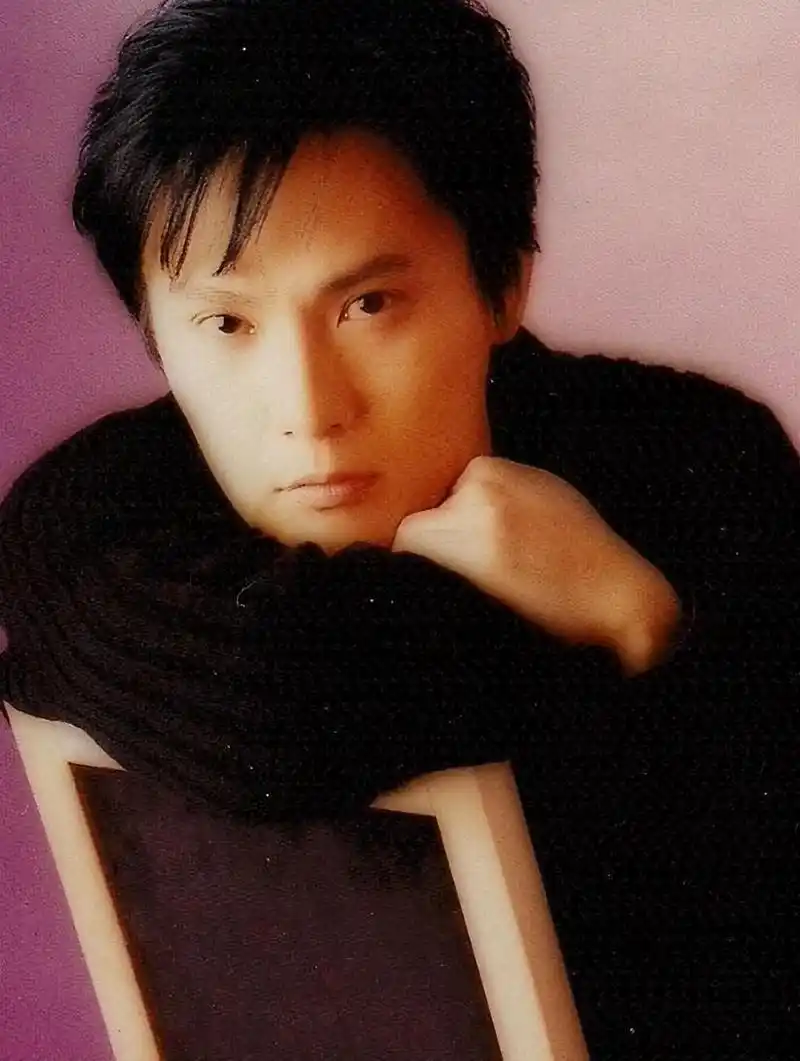 张信哲春日歌会#刚出道时张信哲既清凉又柔和的男声,也曾令公司感到