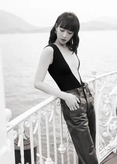 宋茜黑色深v造型好辣哟!秀场和邱淑贞大女儿合影