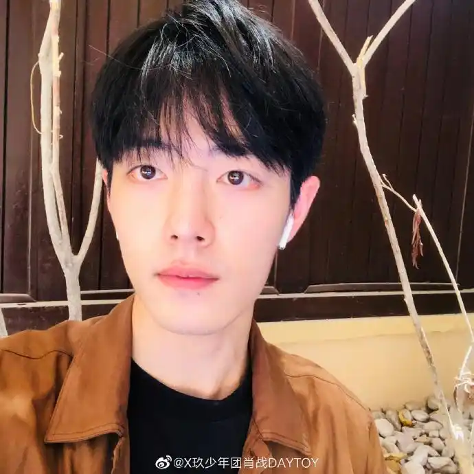 肖战晒清爽自拍送七夕祝福 坐泳池边微笑长腿瞩目