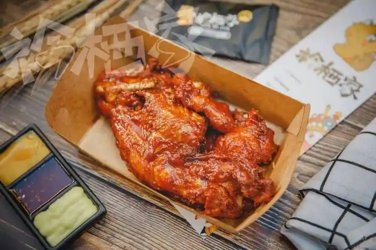 肉汁满满的翅根既香又嫩且脆 ··招牌炸鸡架·· 炸鸡架不仅是招牌