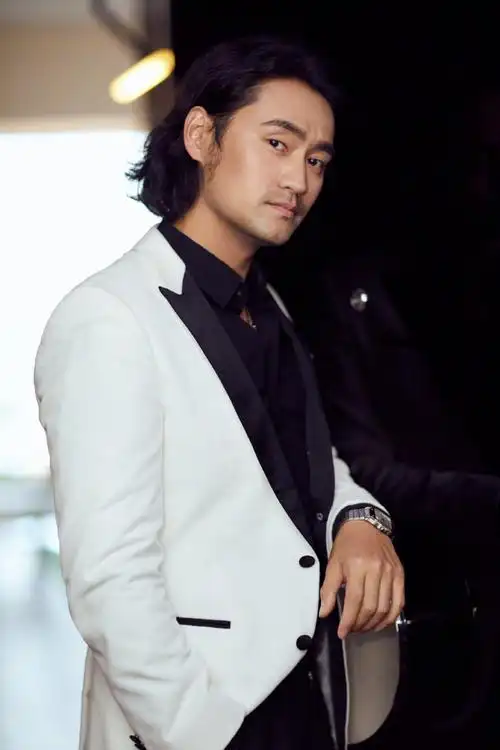 简介:袁弘北京国际电影节雅痞写真图片,分享一组袁弘图片给大家,图中