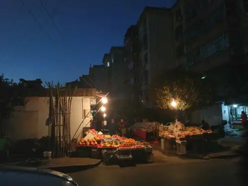傍晚,天还没有完全黑,街角的小摊已经亮起了灯光.