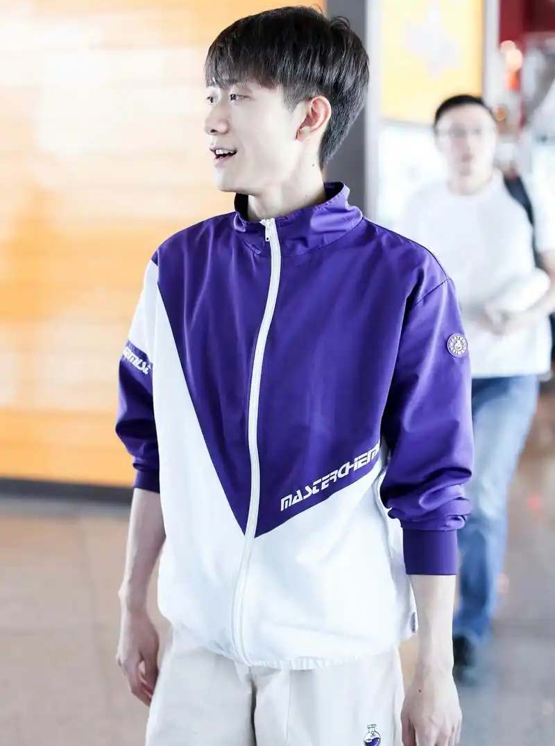 张一山现身机场发型好软萌,网友:这腿都快比女生的腿还要细了!