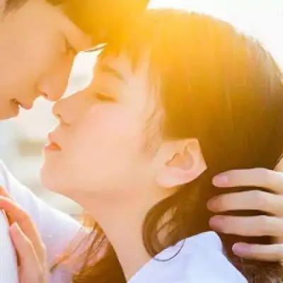 qq唯美接吻情侣头像