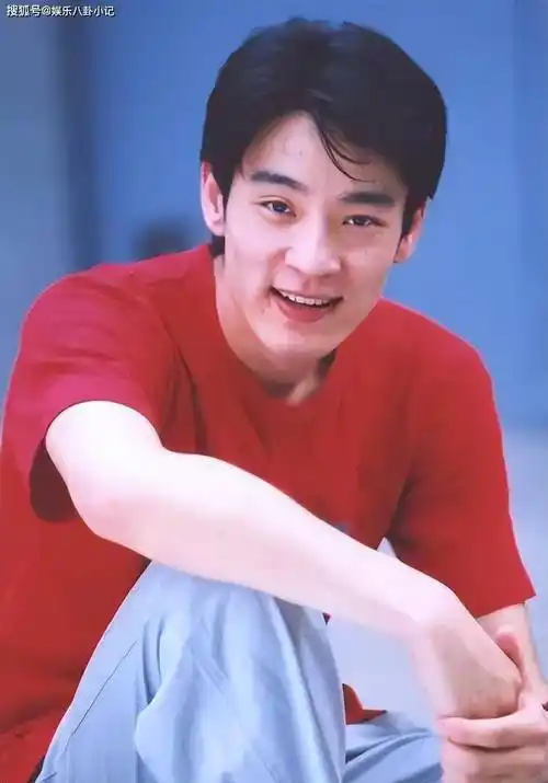 他是靳东同班同学娶过郝蕾爱过王珞丹负了殷桃后娶小10岁的她