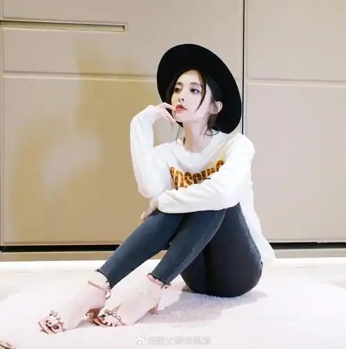 古力娜扎的一组美腿图集