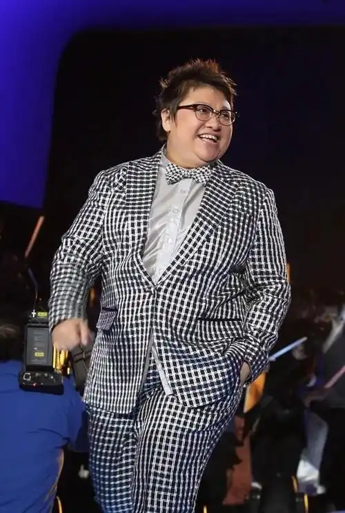 韩红罕见走机场!瘦34斤后穿修身皮衣变时髦,踩高跟皮鞋真霸气