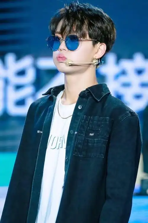 林彦俊朱正廷演绎潮流穿搭时尚帅气青春有型变身清爽男孩