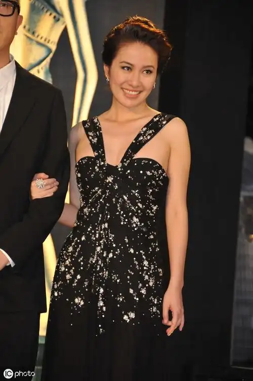 女星叶璇黑白抹胸裙,波浪卷发气质迷人