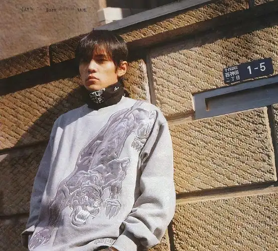 周杰伦20岁左右,蛰伏在吴宗宪的斗室里,像写歌的机器,10天内甚至能写