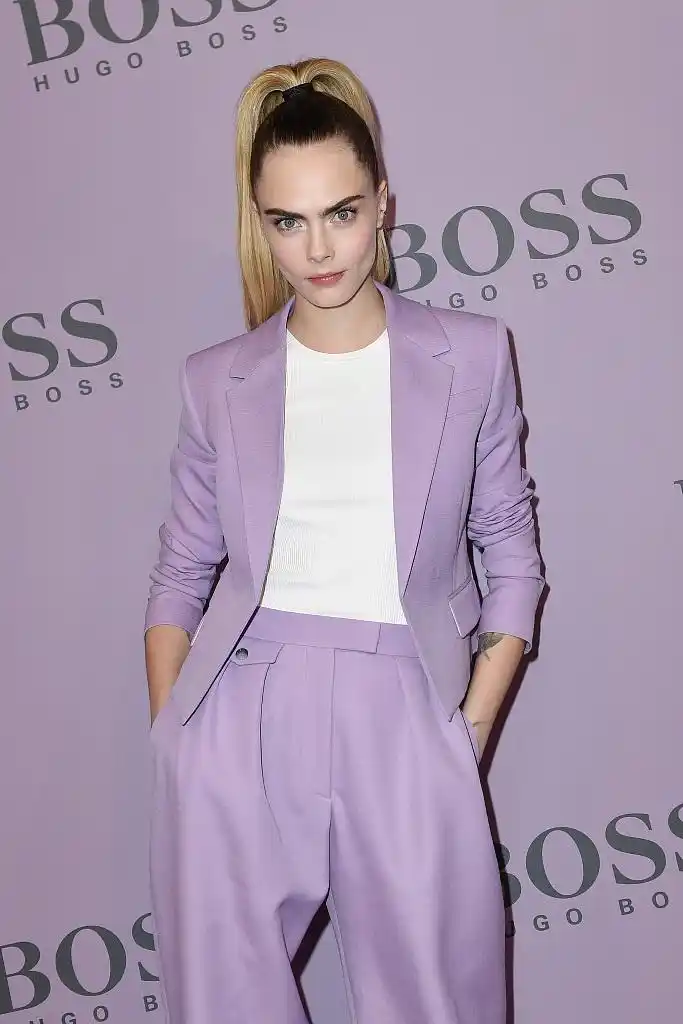 卡拉出席米兰时装周薰衣草紫西服搭配气场全开