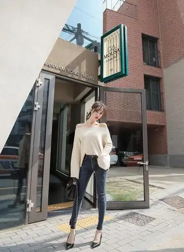 牛仔裤高跟鞋穿搭,小姐姐身材很性感