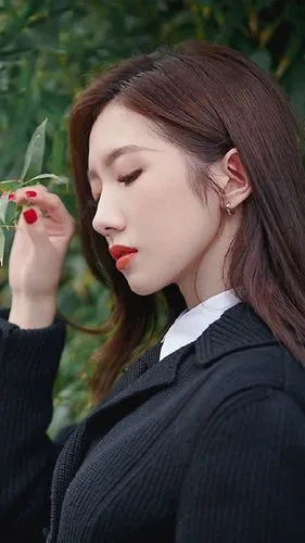 孟美岐时尚精致优雅