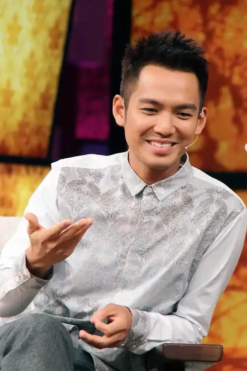 喜欢小哇边谈边笑的样子