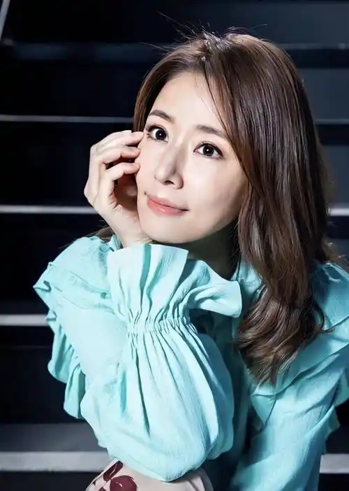 林心如轻时尚女风格穿搭,衬衫搭配高腰阔腿裤,更加富有少女气息_设计