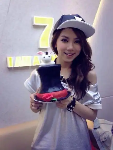 10 请问韩剧仁显王后的男人中第二集刘仁娜穿的棒球服款式的服装是