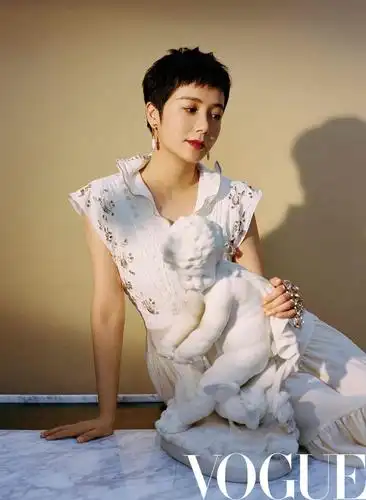 蒋雯丽时尚写真 短发红唇气质绝佳