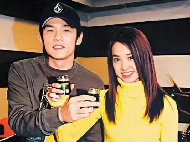 分手19年后,看到周杰伦与蔡依林隔空互动,才明白昆凌的"精明"