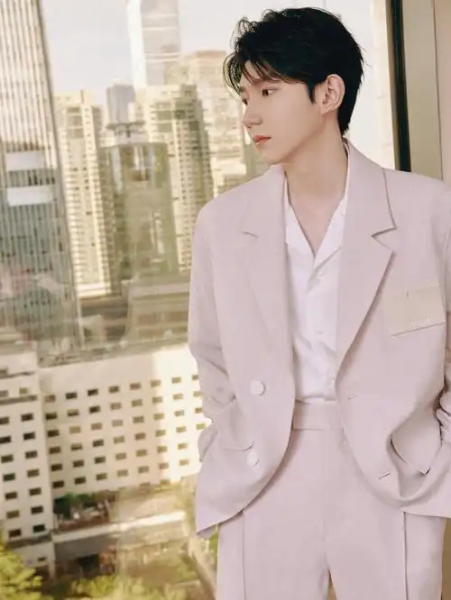 王源丨春夏轻薄西装才能舒服自在