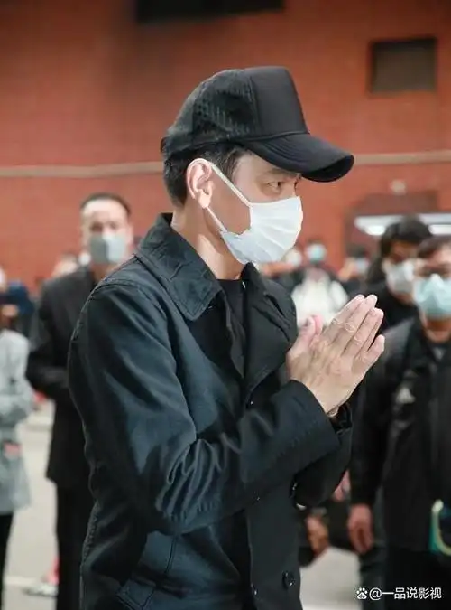 标题:刘德华在香港为父亲举办丧礼,五兄妹罕见齐聚哭丧,粉丝哀悼正文