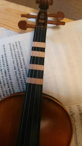 小提琴贴胶布的地方分别是什么音