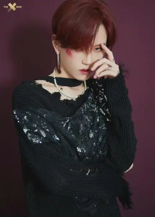 陆柯燃爆裂舞台造型图 黑色碎边毛衣搭配黑色长裤……_高清图集_新浪