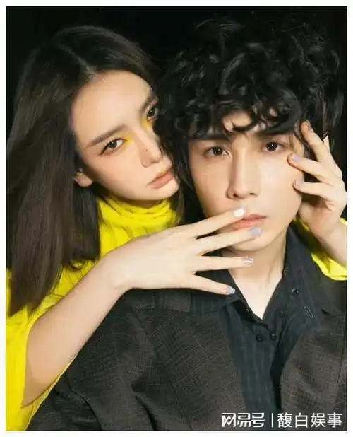 戚薇李承铉带娃香港游一岁半儿子首露面lucky身高抢镜颜