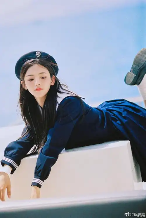 杨超越夏季水手服写真阳光甜美学生气十足