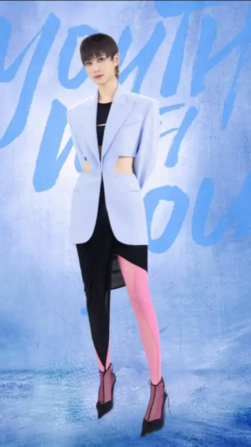 李宇春太会穿了,西装挖两个口,丝袜又搭高跟鞋,感觉很有女人味