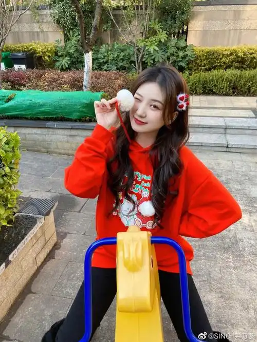 感谢@sing-尹万蕊 喜欢#mademoon时尚又亮眼的红色7815卫衣衬托出