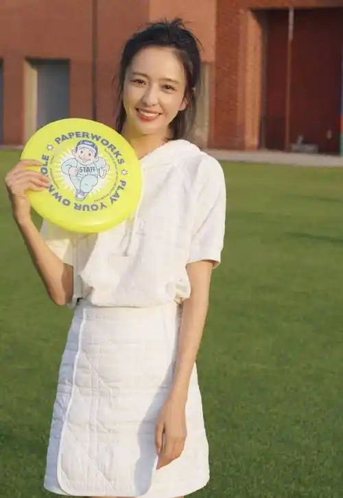 佟丽娅晒生活美照笑容满面手捧绚烂鲜花明媚美艳