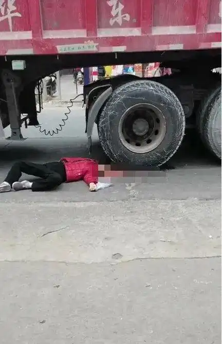 血肉模糊揭阳一路段发生车祸一人头部惨遭碾压