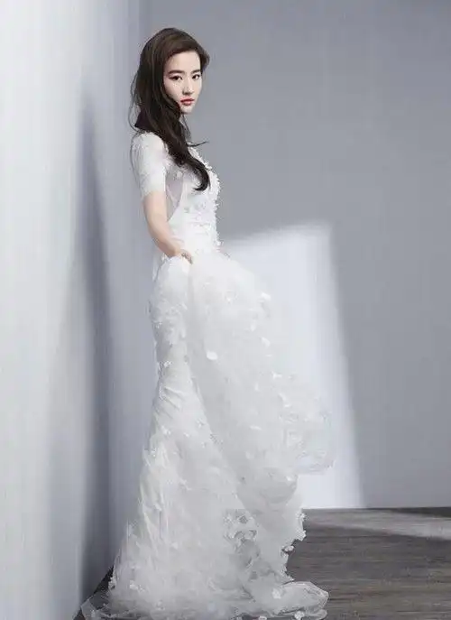 女明星大秀晚礼服,个个都十分抢眼,谁和晚礼服最搭呢