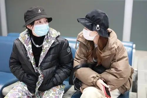 金晨李斯丹妮同框出行闺蜜俩逗趣嬉笑耍宝很亲密