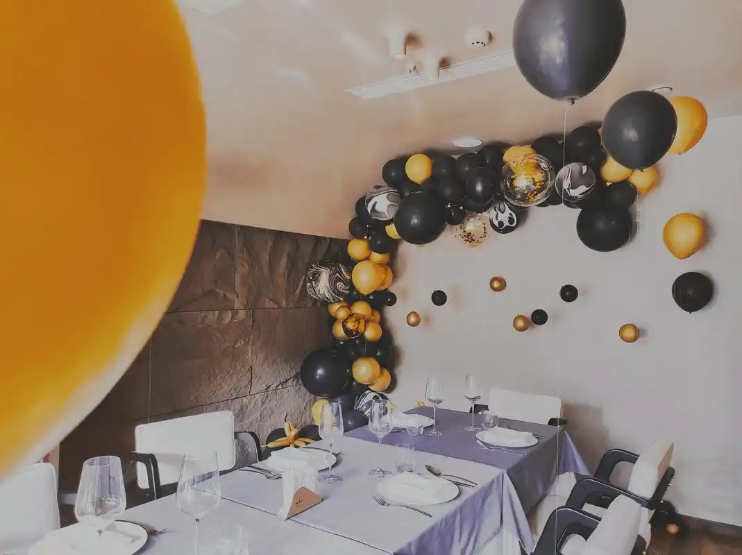 小预算黑金系生日布置,冲冲冲!95.酷女孩90的黑金生日派对 - 抖音