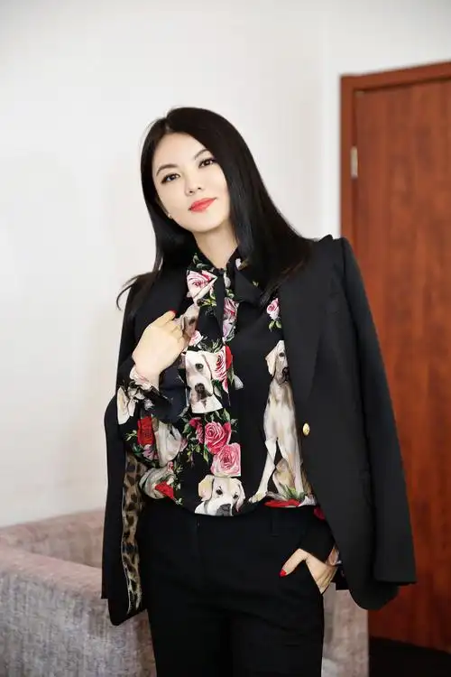 李湘瘦身成功,一身西装女人味爆棚,霸气的女王又回来了